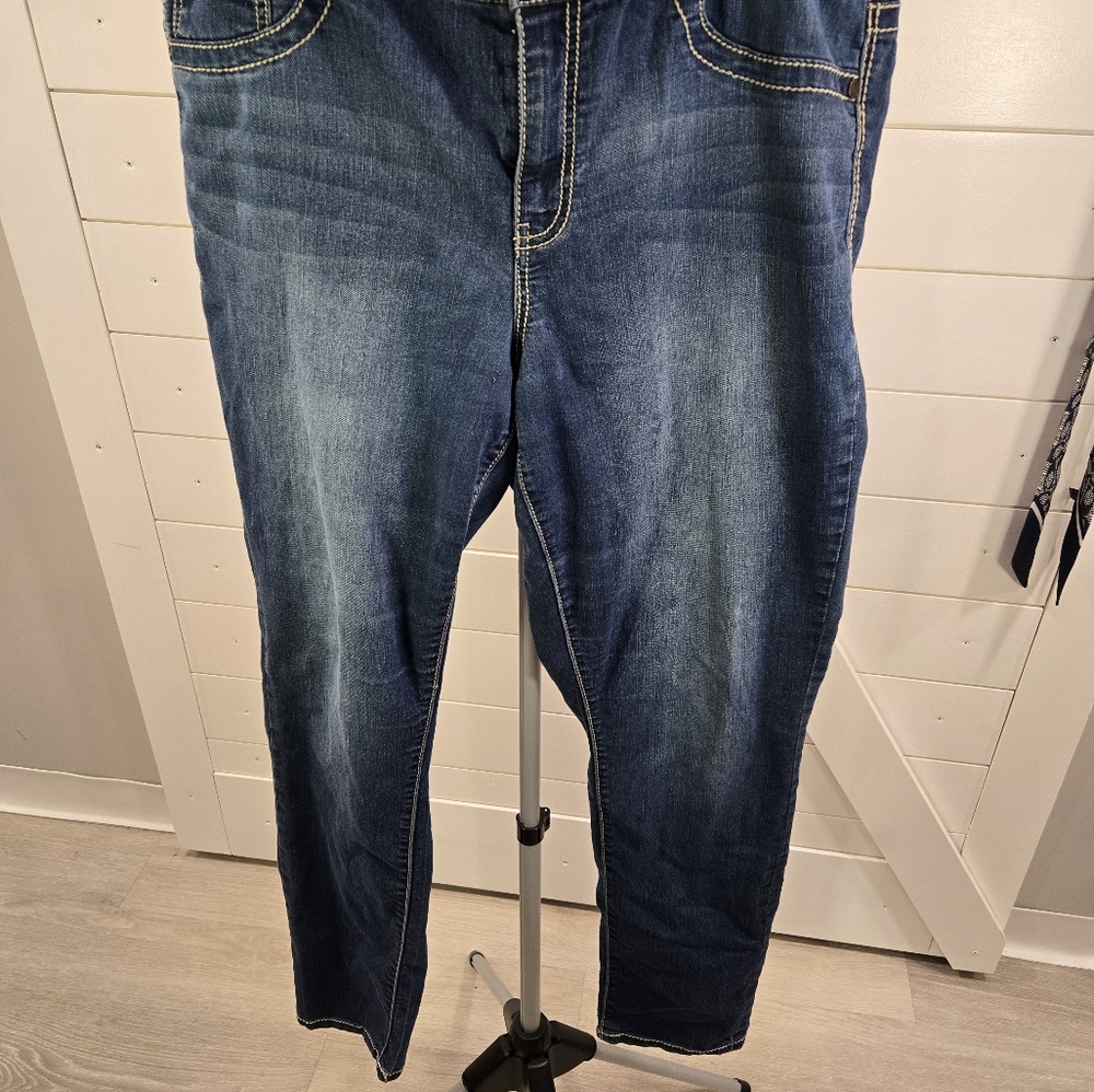 Maurices Blue Jeans Classic Style, Relaxed, Light Distressing, Great Condition